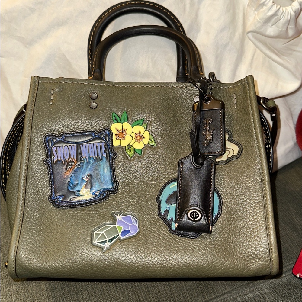 Coach Rogue 25 Disney Snow White - Picture 5 of 14